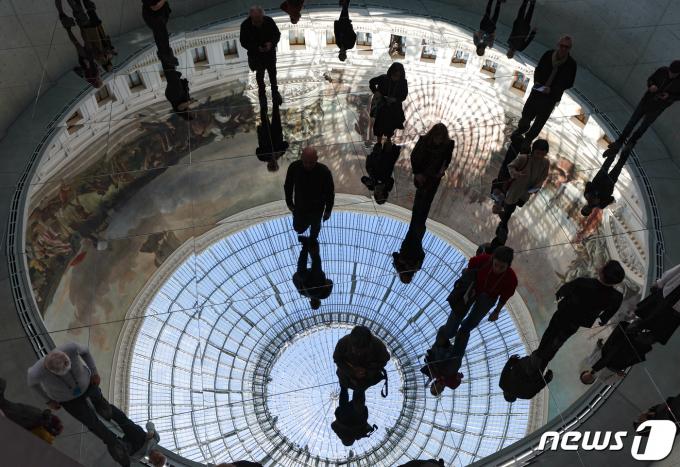 [사진] 韓작가 최초 김수자, 佛전시관 바닥을 메운 거대 거울... 자신과 타인의 세계를 꿰메는 거대한 바늘이 되다