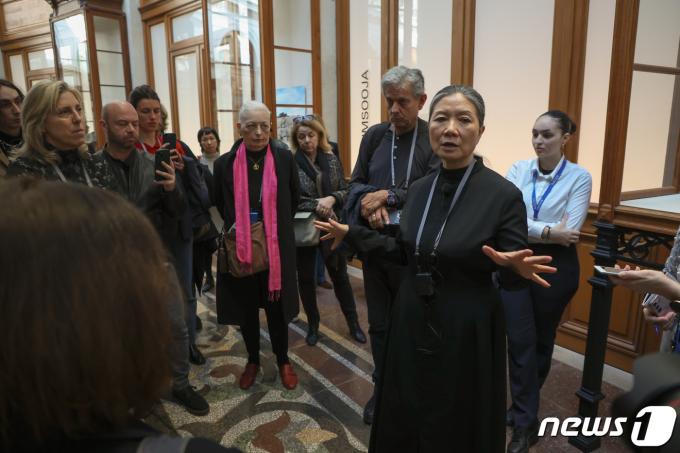 [사진] 비물질로 짜낸 예술의 직물… 韓작가 최초 '카르트 블랑쉬' 김수자, '호흡- 별자리' 전시