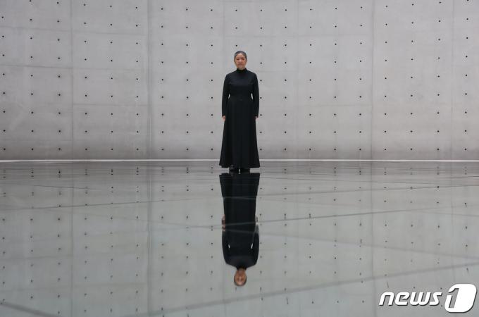 [사진] 비물질로 짜낸 예술의 직물… 韓작가 최초 '카르트 블랑쉬' 김수자, '호흡- 별자리' 전시