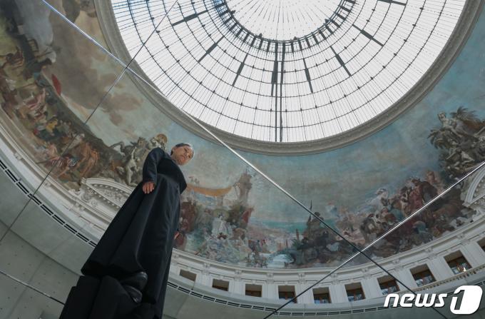 [사진] 거울 위에 선 작가, 현실과 가상의 경계를 묻다… 韓작가 최초 피노컬렉션 ‘카르트 블랑쉬’ 김수자