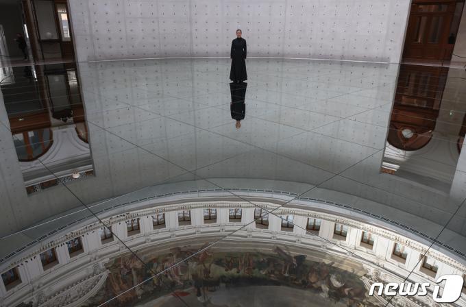 [사진] 韓작가 최초 ‘카르트 블랑쉬’, 자아와 우주를 잇는 거대한 바늘, 김수자의 예술 세계…