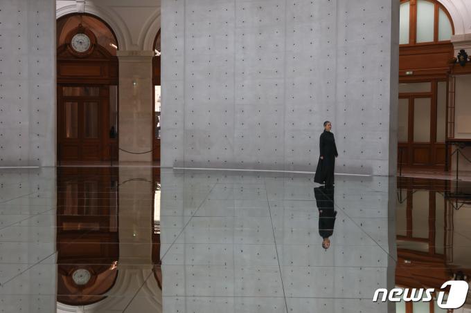 [사진] 비물질로 짜낸 예술의 직물… 韓작가 최초 피노컬렉션 카르트 블랑쉬 김수자 '호흡- 별자리' 전시