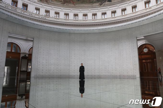 [사진] 비물질로 짜낸 예술의 직물… 韓작가 최초 피노컬렉션 카르트 블랑쉬 김수자 '호흡- 별자리' 전시