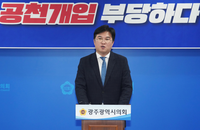 지난 19일 더불어민주당이 광주 북구갑 경선에서 불법 전화방 운영 혐의로 고발 당한 정준호 후보의 공천을 확정지었다. 사진은 정 후보가 지난 6일 광주시의회 브리핑룸에서 기자회견을 열고 "'불법 전화방' 운영에 개입한 사실이 없다"며 검찰의 압수수색에 유감을 표명하는 모습. /사진=뉴스1(정 후보 제공)