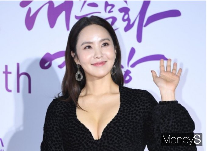 방송인 박지윤이 의외로 고백을 거절하지 못하는 타입이라고 털어놨다. 사진은 지난 2019년 10월 서울 송파구 방이동 올림픽공원 올림픽홀에서 열린 '2019 대한민국 대중문화예술상' 시상식 레드카펫 행사에 참석한 방송인 박지윤. /사진=장동규 기자