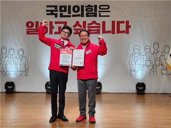  조광한 국민의힘 남양주병 후보(오른쪽)가 19일 국회의원회관에서 한동훈 비상대책위원장으로부터 공천장을 받은 뒤 주먹을 불끈 쥐고 총선 승리를 다짐하고 있다. /사진제공=조광한 선거캠프