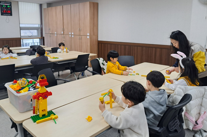 용인특례시 기흥구 동백2동 주민자치센터의 창의과학 강좌에 어린이들이 참여하고 있다. / 사진제공=용인특례시