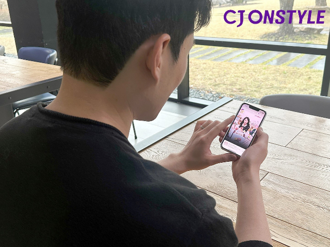 가사와 육아에 적극적인 남성을 뜻하는 '요즘남편·없던 아빠'가 트렌드로 자리잡으며 육아용품 소비시장에도 영향을 미치고 있다. 한 남성 고객이 CJ온스타일 '맘만하니'를 통해 유아동 상품을 구매 중이다. /사진=CJ 온스타일