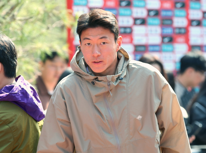 축구선수 황의조의 성관계 촬영물을 유포하고 혐박한 혐의로 1심에서 징역 3년을 선고받은 형수 이 모 씨의 판결에 검찰과 이 씨가 모두 항소했다. 사진은 지난해 3월20일 대한민국 축구 국가대표팀 소집 훈련을 위해 경기 파주트레이닝센터(NFC)에 들어서고 있는 황의조. /사진=뉴스1