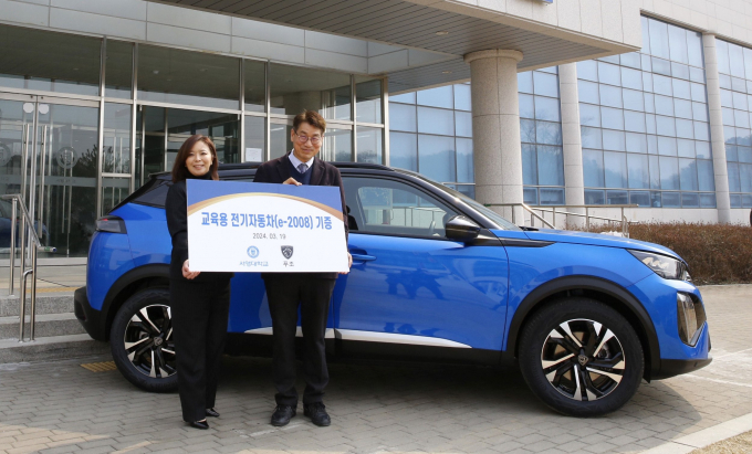 푸조 'e-2008 SUV' 앞에서 기념촬영 하는 방실 스텔란티스코리아 대표이사(왼쪽)와 김순곤 서영대학교 부총장/사진제공=스텔란티스코리아