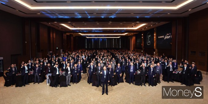 정일택 금호타이어 사장과 전국 대리점주들은 지난 19일 '금호 멤버스 데이' 행사를 갖고 건배로 동반성장을 다짐했다/사진=금호타이어 제공.