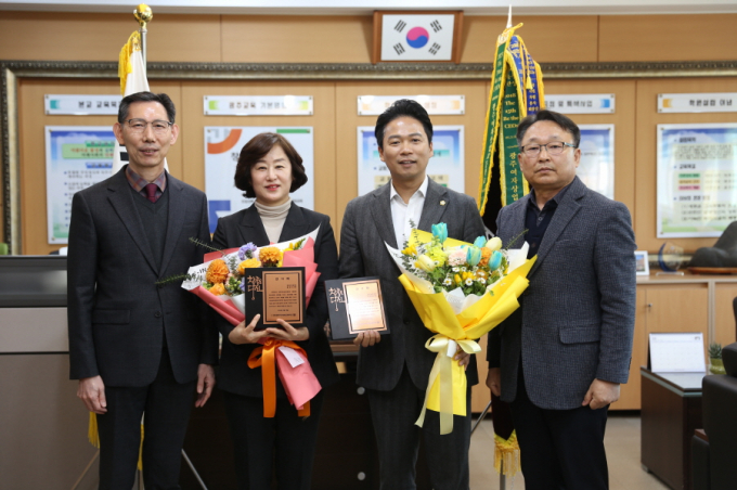 황경아 광주광역시 남구의회 의장(왼쪽 두번째)과 은봉희 의원이 광주여자상업고등학교로부터 감사패를 전달받고 있다./사진=광주 남구의회 