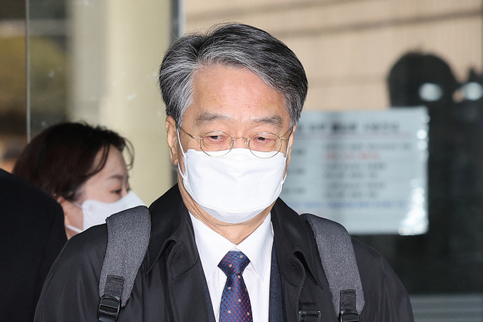 검찰이 송봉섭 전 중앙선거관리위원회 사무차장을 자녀 부정 채용 혐의로 소환해 조사했다. 사진은 자녀 특혜 채용 의혹을 받는 송봉섭 전 중앙선거관리위원회 사무차장이 지난 7일 서울 서초구 서울중앙지방법원에서 열린 구속 전 피의자 심문(영장실질심사)에 출석하고 있는 모습. /사진=뉴스1