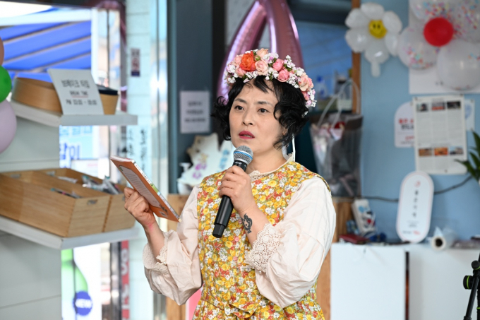 김여나 작가가 지난 19일 동화집 출판기념회에서 인사말을 하고 있다./사진=기장군