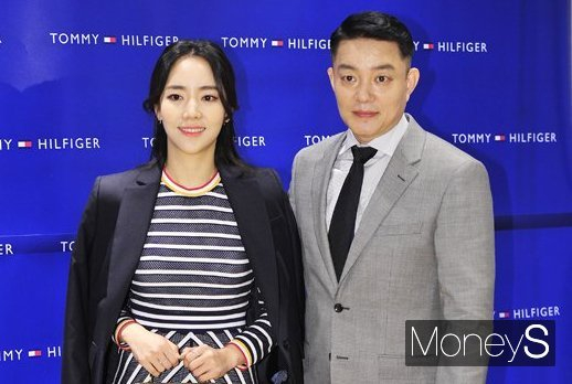 이범수, 이윤진의 이혼사유에 대해 대중의 관심이 높아지고 있다. 사진은 지난 2016년 서울 강남구 신사동 타미힐피거가로수길 플래그십스토어 사전행사에 참석한 이범수 이윤진 부부. /사진=임한별 기자