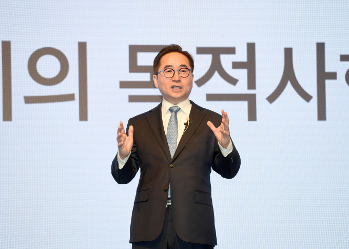 장덕현 삼성전기 사장이 20일 오전 서울 양지동 엘타워에서 열린 '제51기 정기 주주총회'에서 주주들에게 회사의 경영 상황과 중점 추진 방향 등을 설명하고 있다. / 사진=삼성전기