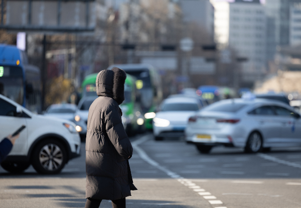 오는 21일 전국이 맑으나 아침에는 쌀쌀할 전망이다. 사진은 쌀쌀한 출근길에 외투를 입은 시민의 모습. /뉴스1