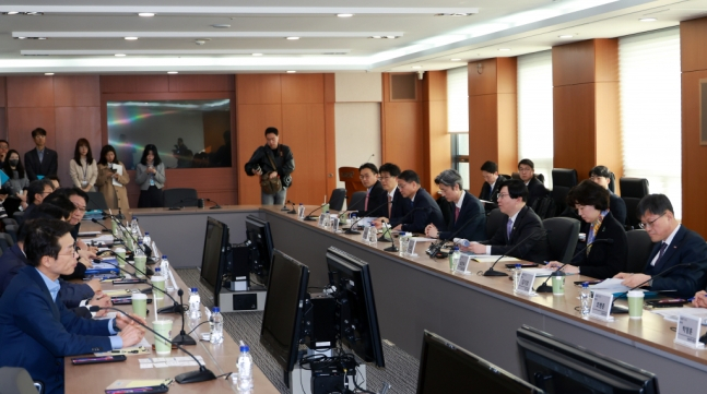 김소영 금융위원회 부위원장(오른쪽 줄 밑에서 3번째)이 14일 오전 서울 여의도 한국거래소에서 열린 '기업 밸류업 지원방안 관련 기관투자자 간담회'에서 모두발언을 하고 있다. /사진=금융위원회