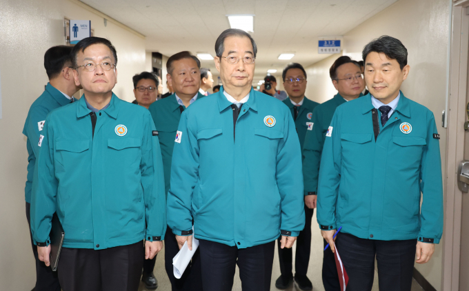 20일 한덕수 국무총리가 의료 개혁 필요성을 언급하며 증원 규모를 2000명으로 정했다고 밝혔다. 사진은 한 총리(가운데)가 20일 서울 종로구 정부서울청사에서 의료개혁 관련 대국민 담화 발표·의대정원 증원 기자회견을 하기 위해 합동브리핑실로 향하는 모습. /사진=뉴스1(공동취재) 