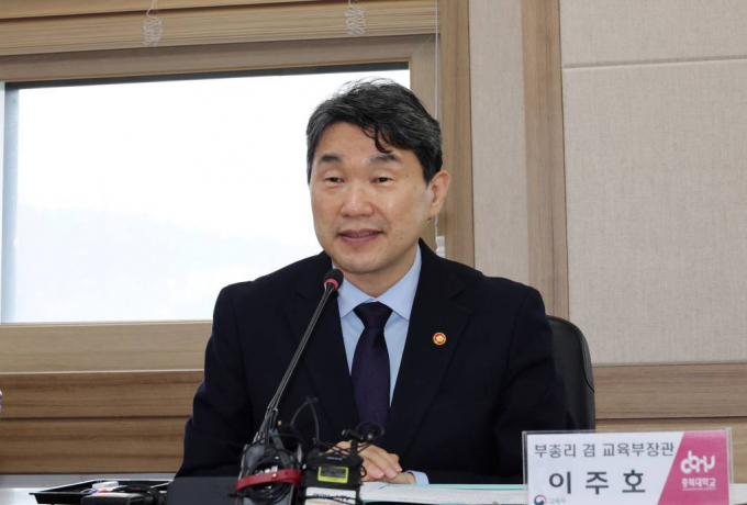 정부가 의대 증원을 실시함에 따라 대학별 배정 결과를 공개했다. 사진은 지난 19일 의대 운영대학인 충북대학교에서 총장, 의대 학장 등과 간담회를 하고 있는 이주호 사회부총리 겸 교육부 장관. /사진= 뉴스1