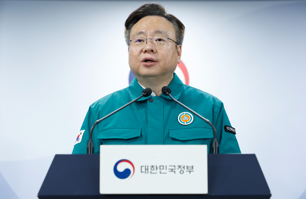 일부 수험생들이 '2025학년도 의과대학 학생 정원 대학별 배정 결과'가 '수도권 역차별'이라며 반발했다. 보건복지부와 전문가는 지역완결형 의료체계 구축을 위한 것이라고 설명했다. 조규홍 보건복지부 장관이 20일 서울 종로구 정부서울청사에서 의료개혁 4대과제 발표를 하고 있다. /사진=뉴시스