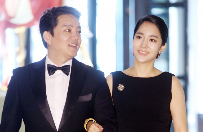 배우 이범수, 이윤진 부부의 불화가 성격 차이라는 주장이 나왔다. 사진은 지난 2017년 인천광역시 영종도 파라다이스시티 호텔 로비에서 열린 아트테인먼트(Art-tainment) 복합리조트 파라다이스시티 개장식에 참석한 이범수 이윤진 부부. /사진=머니투데이