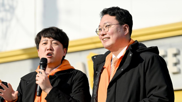 개혁신당 비례대표로 나서는 천하람 개혁신당 최고위원이 순천시민들에게 사과했다. 사진은 지난 1월31일 광주 송정역에서 정책을 홍보하는 이준석 개혁신당 대표와 천 전 위원. /사진=뉴시스
