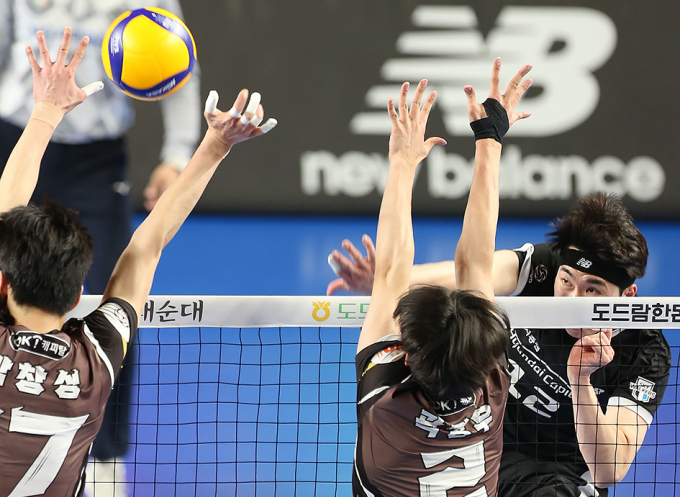 OK금융그룹과 현대캐피탈의 남자 프로배구 준플레이오프가 21일 열린다. 사진은 2023-24시즌 정규리그에서 양 팀의 경기 모습. /사진= 뉴스1