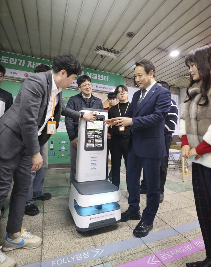  AI 자율주행 무인 로봇 실증./사진=광주 동구청