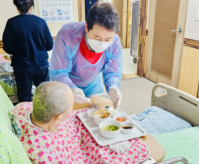 봉사활동을 하고 있는 장예찬 예비후보/사진=장예찬캠프