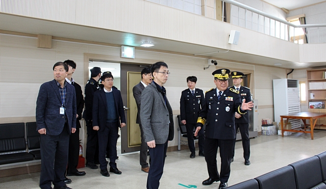 이영철 대구지법 안동지원장이 경북북부제1교도소 곳곳을 둘러보고 있다./사진제공=법무부 경북북부제1교도소