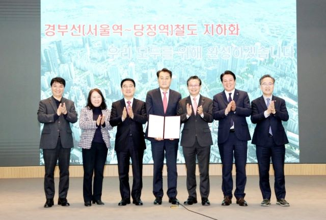 유성훈 금천구청장(오른쪽부터)과 최대호 안양시장, 최호권 영등포구청장, 하은호 군포시장, 문헌일 구로구청장, 김선수 용산구 부구청장, 천정욱 동작구 부구청장이 20일 군포시청 대회의실에서 '경부선(서울역~당정역) 지하화 선도사업 선정 공동 건의문'에 서명한 뒤 기념촬영을 하고 있다. / 사진제공=안양시