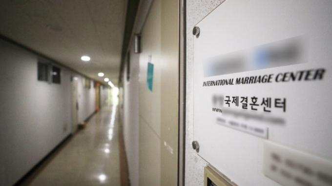 1년만에 베트남인과 한국인의 혼인 건수가 크게 늘었다. 사진은 지난 2021년 3월18일 서울 시내의 한 국제결혼 중개업체. /사진=뉴스1