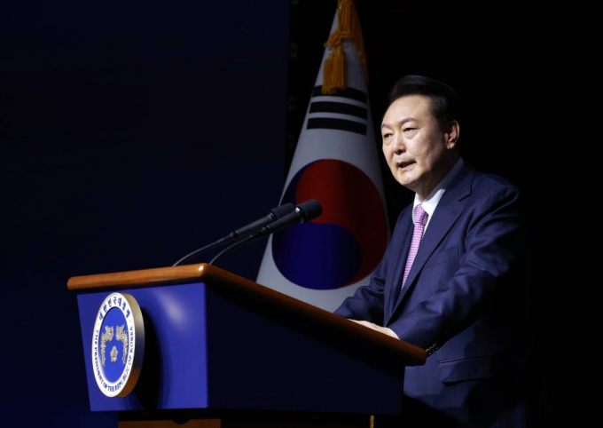 윤석열 대통령이 강연을 통해 노동시장 유연화와 독과점 카르텔 타파를 위해 힘쓸 것이라고 밝혔다. 사진은 20일 서울 영등포구 63컨벤션센터에서 열린 제51회 상공의 날 기념식에서 '자유주의 경제시스템에서 기업활동의 자유와 국가의 역할' 주제로 특별강연을 하고 있는 윤 대통령. /사진= 대통령실 제공