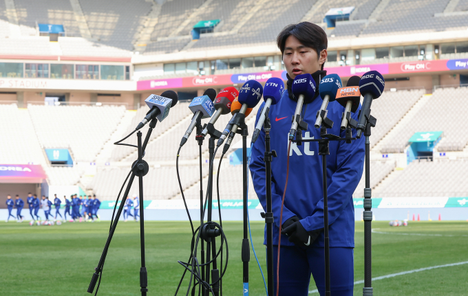 이강인이 공식 훈련 전 미디어 앞에서 하극상 논란에 대해 사과하고 있다. /사진= 뉴스1