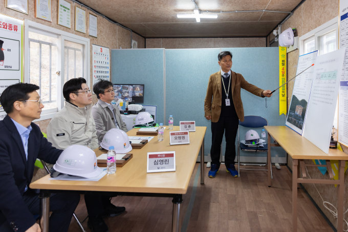오병권 경기도 행정1부지사(왼쪽 두번째)가 20일 과천시와 군포시 대규모 재정 투자사업 현장을 찾아 진행상황을 점검하고 건의 사항을 청취하고 있다. / 사진제공=경기도