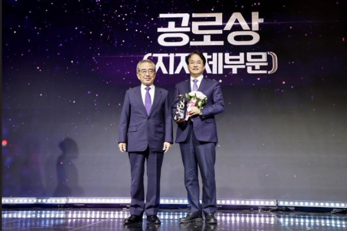이동환 고양특례시장(오른쪽)이 19일 김영수프로당구협회(PBA)  총재로부터 PBA 골든큐 공로상을 받은 뒤 기념촬영을 하고 있다. / 사진제공=고양특례시