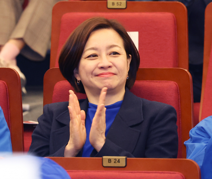 20일 더불어민주당 서울 강북을 조수진 후보가 과거 성범죄자 변호 이력이 논란을 일으키자 사과했다. 사진은 조 후보가 20일 서울 여의도 국회 도서관에서 열린 '서울특별시당 선거대책위원회 출범식'에서 박수를 치는 모습. /사진=뉴스1