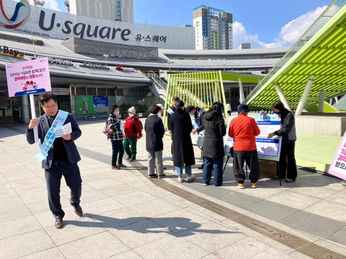 오는 24일 결핵예방의 날을 앞두고 대한결핵협회 광주전남지부 관계자 등이 20일 광주종합터미널에서 결핵예방홍보를 하고 있다./결핵협회