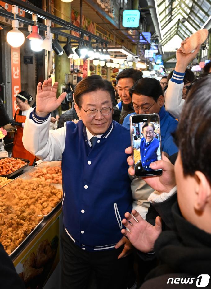[사진] 손 흔드는 이재명 대표