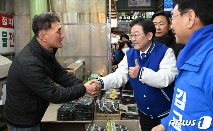 [사진] 이재명 대표 '엄지척'