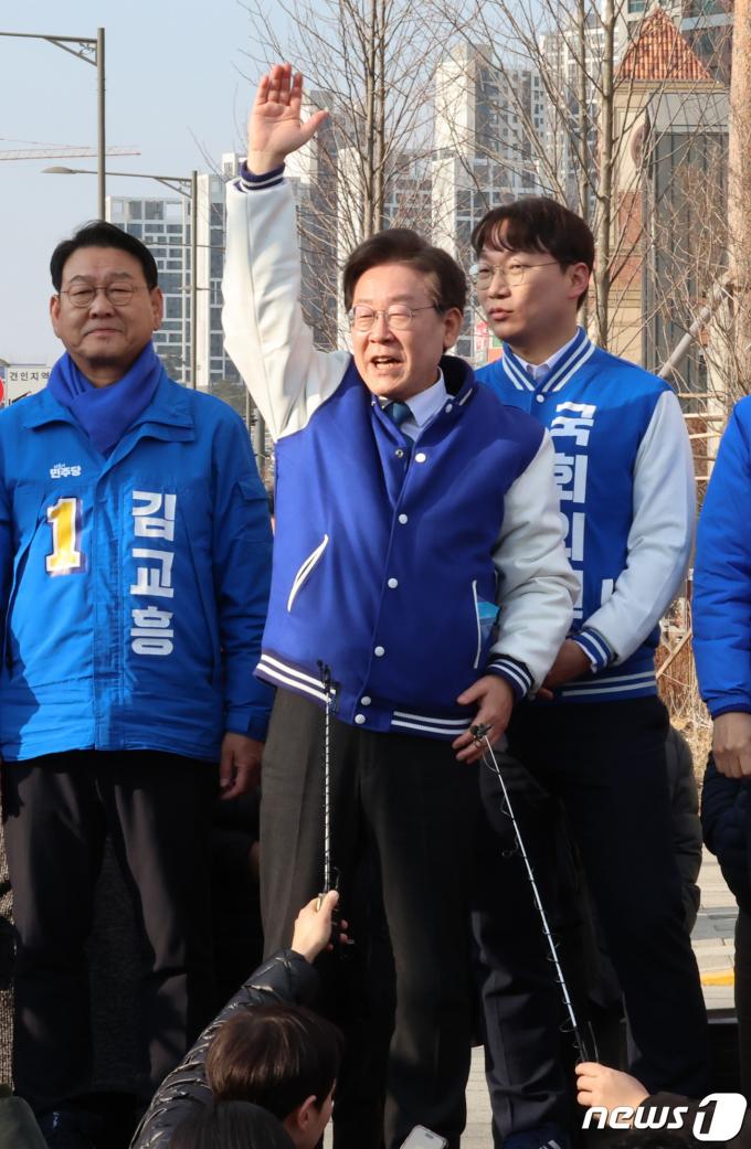 [사진] 손 흔드는 이재명 대표