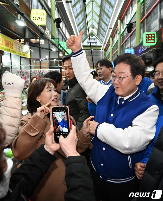 [사진] 시민들과 인사 나누는 이재명 대표
