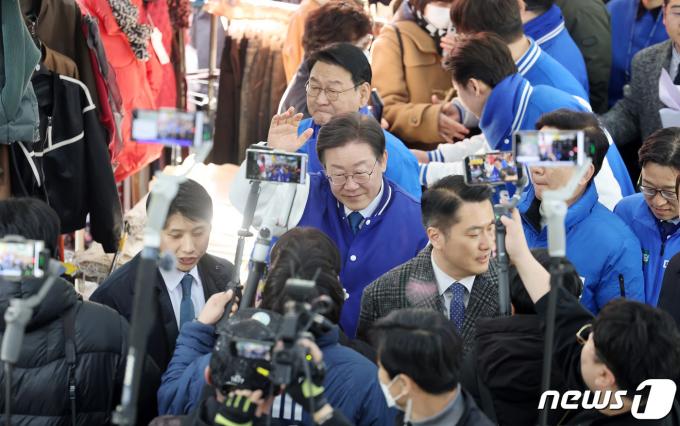 [사진] 인천 전통시장 찾은 이재명 대표