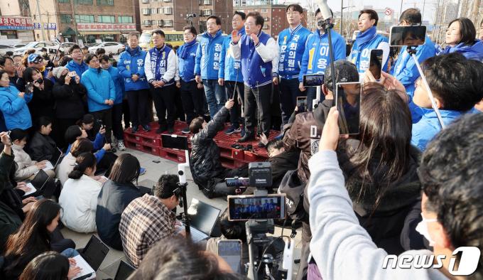 [사진] 이천 시민들 만난 이재명 대표와 지역 후보들