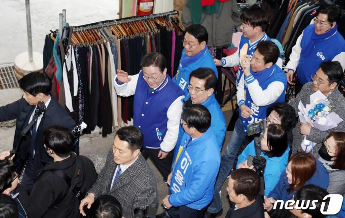 [사진] 인천 시민들 만난 이재명 대표