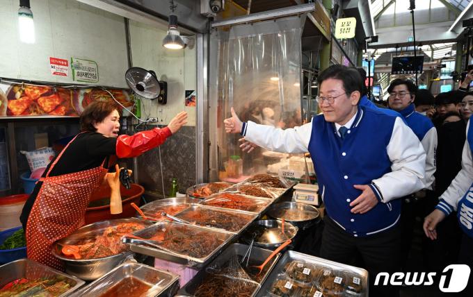 [사진] 인천 정서진중앙시장 찾은 이재명 대표