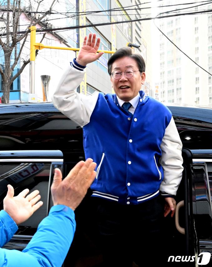 [사진] 손 흔드는 이재명 대표