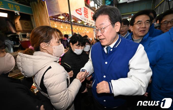 [사진] 인천 시민 손 잡은 이재명 대표