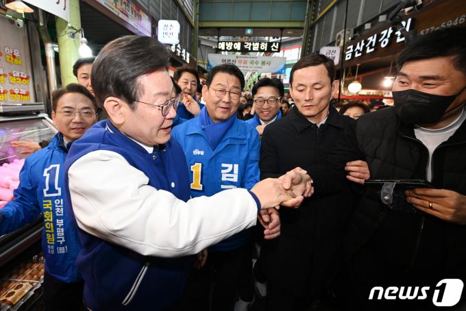 [사진] 시민들과 악수 나누는 이재명 대표